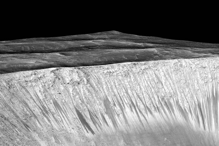Mysterious tracks on Mars may be formed by boiling water, study shows
